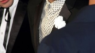 Harry Styles wytatuował sobie motyla na brzuchu