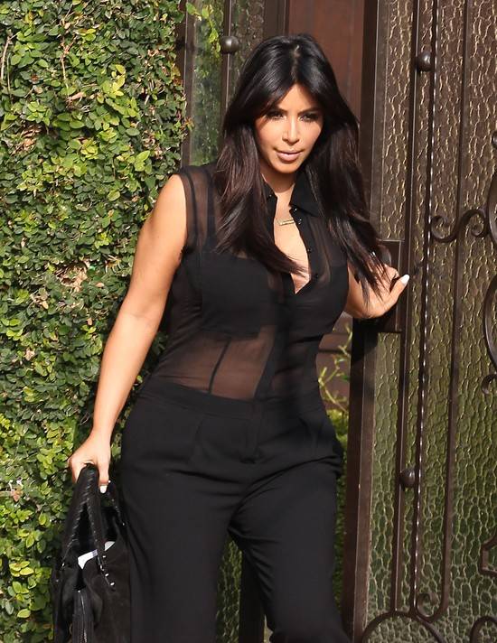 Kim Kardashian w za długich spodniach