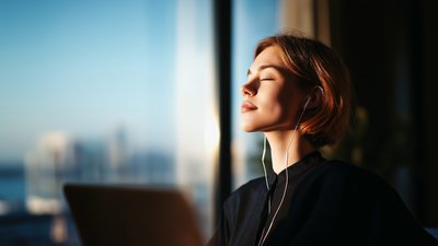 Work-life balance w… garderobie – jak ubrania mogą ułatwić życie w erze pracy hybrydowej