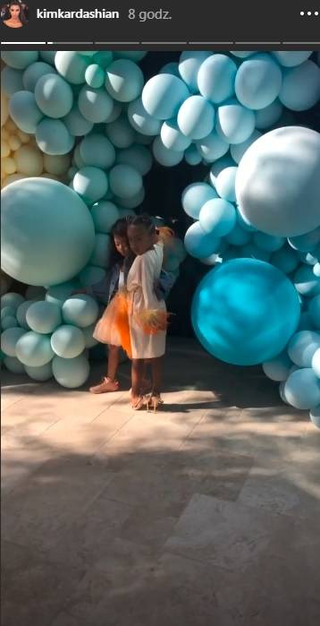 Bajkowe urodzinki córki Khloe Kardashian – True