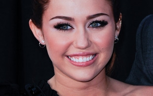 Miley Cyrus całowała tancerkę na żywo w TV [VIDEO]