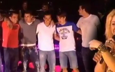 Shakira daje lekcję tańca Pique i jego kolegom z Barcy