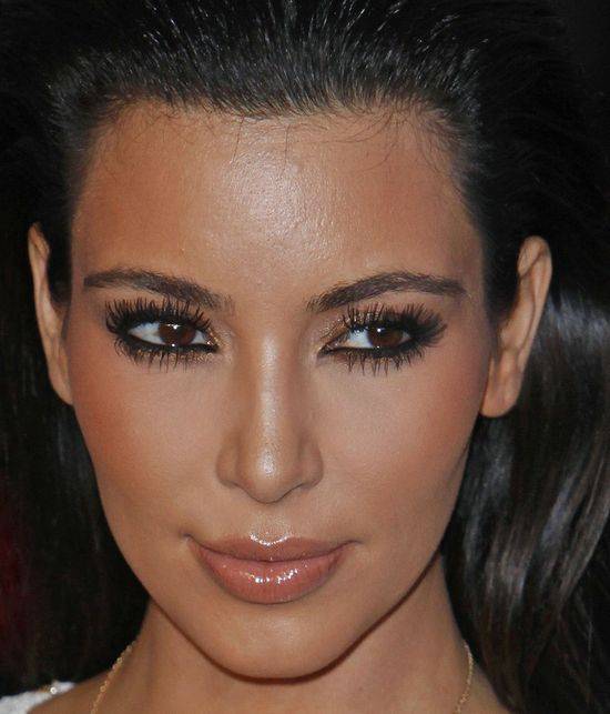Wędrówka ust po twarzy Kim Kardashian