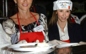 Cindy Crawford i Jennifer Love Hewitt dla bezdomnych (FOTO)