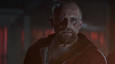 Piotr Adamczyk śpiewa w serialu Marvela “Chwała na wysokości”. Zagraniczni widzowie są zachwyceni!