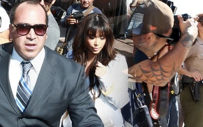 Kim Kardashian i siostry zrobiły cyrk przed sklepem (FOTO)