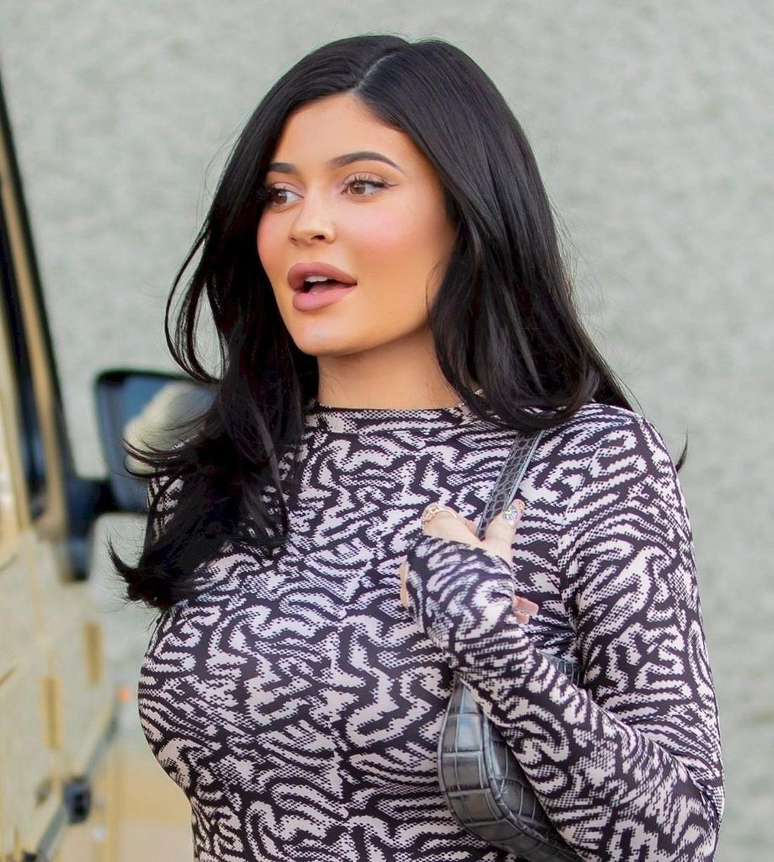 Kylie Jenner w idealnie ułożonych włosach wychodzi z nagrać do reality show.