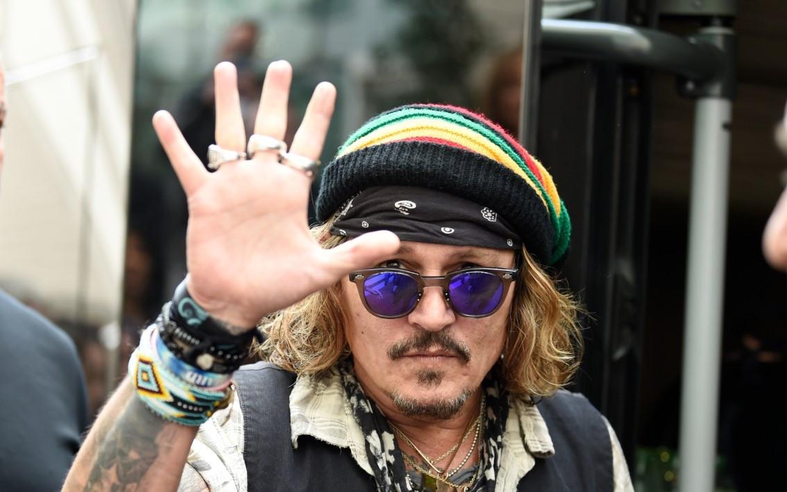 Johnny Depp widziany pierwszy raz po wypadku. Wspiera się o lasce