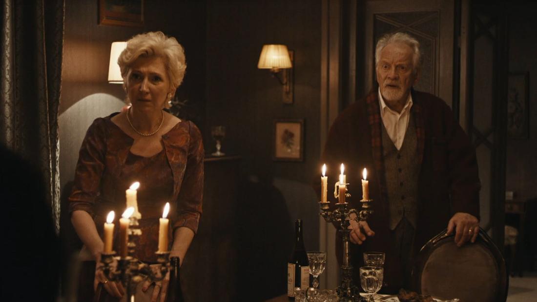 Iwona Wszołkówna i Andrzej Serweryn w spektaklu "Biedermann i podpalacze", fot. TVP