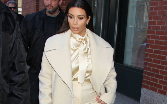 Kim Kardashian pokochała oversize’owe płaszcze