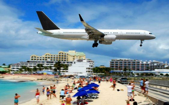 Zaskakująca śmierć na plaży. Kobietę zabił… startujący samolot