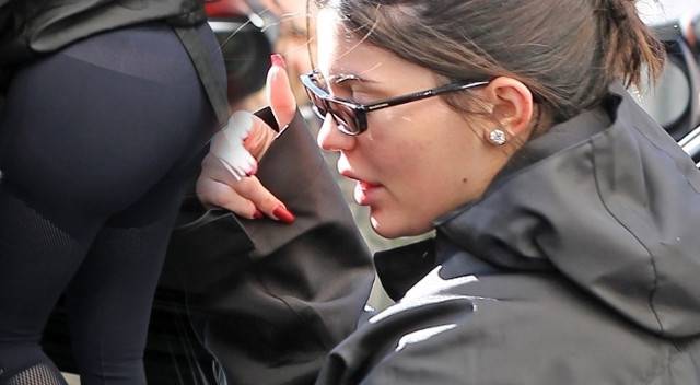 Kylie Jenner BEZ MAKIJAŻU, w byle jakiej fryzurze