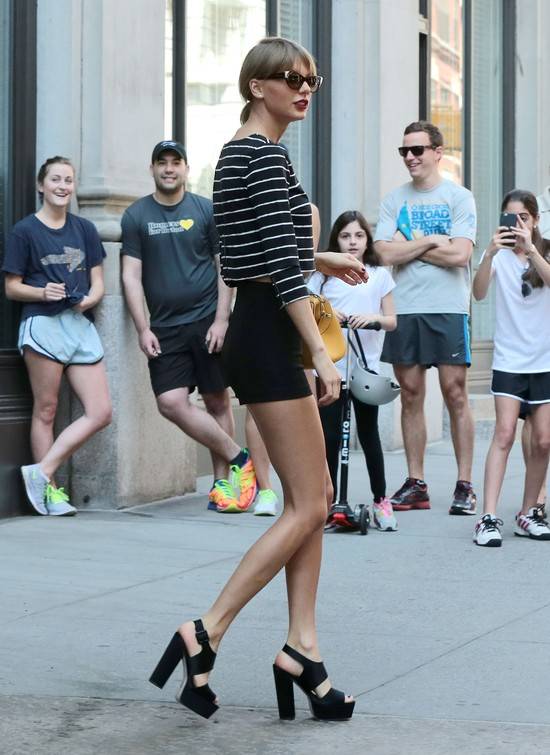 Taylor Swift lubi pokazywać brzuch i nogi