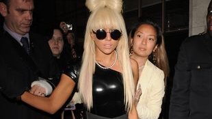 Jak Lady GaGa tuszuje niedoskonałości figury?