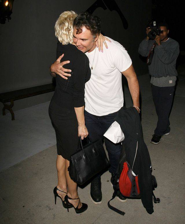 Pamela Anderson w małej czarnej na kolacji