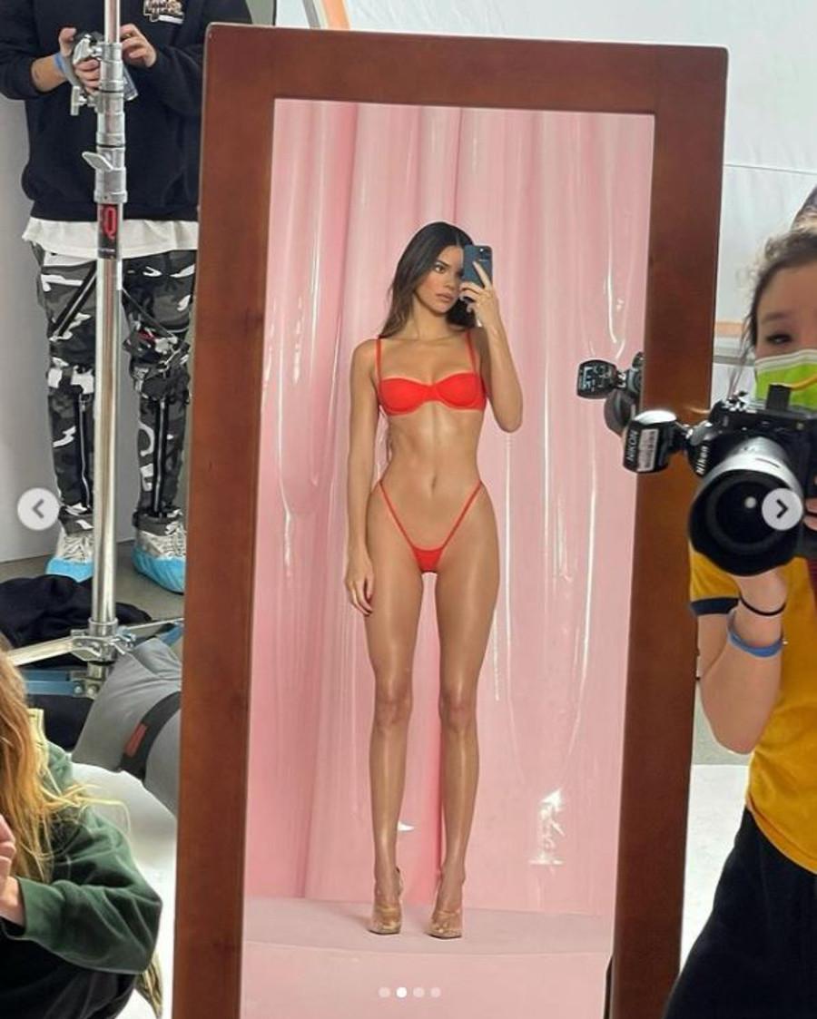 Kendall Jenner przerabia swoje zdjęcia w Photoshopie. Kendall Jenner przerabia zdjęcia w Photoshopie.