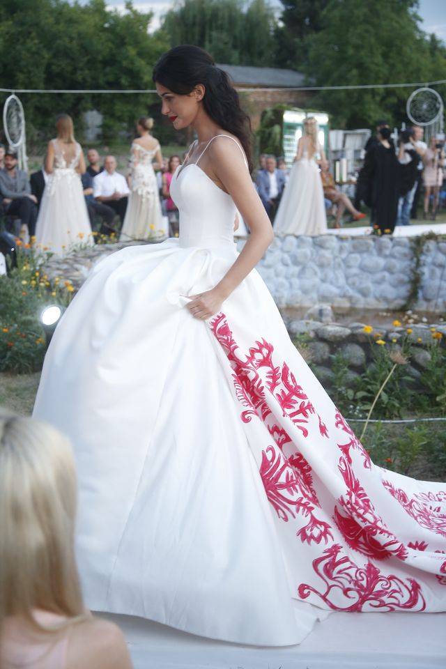 Gwiazdy na pokazie Patrycji Kujawy – Doda w żałobie