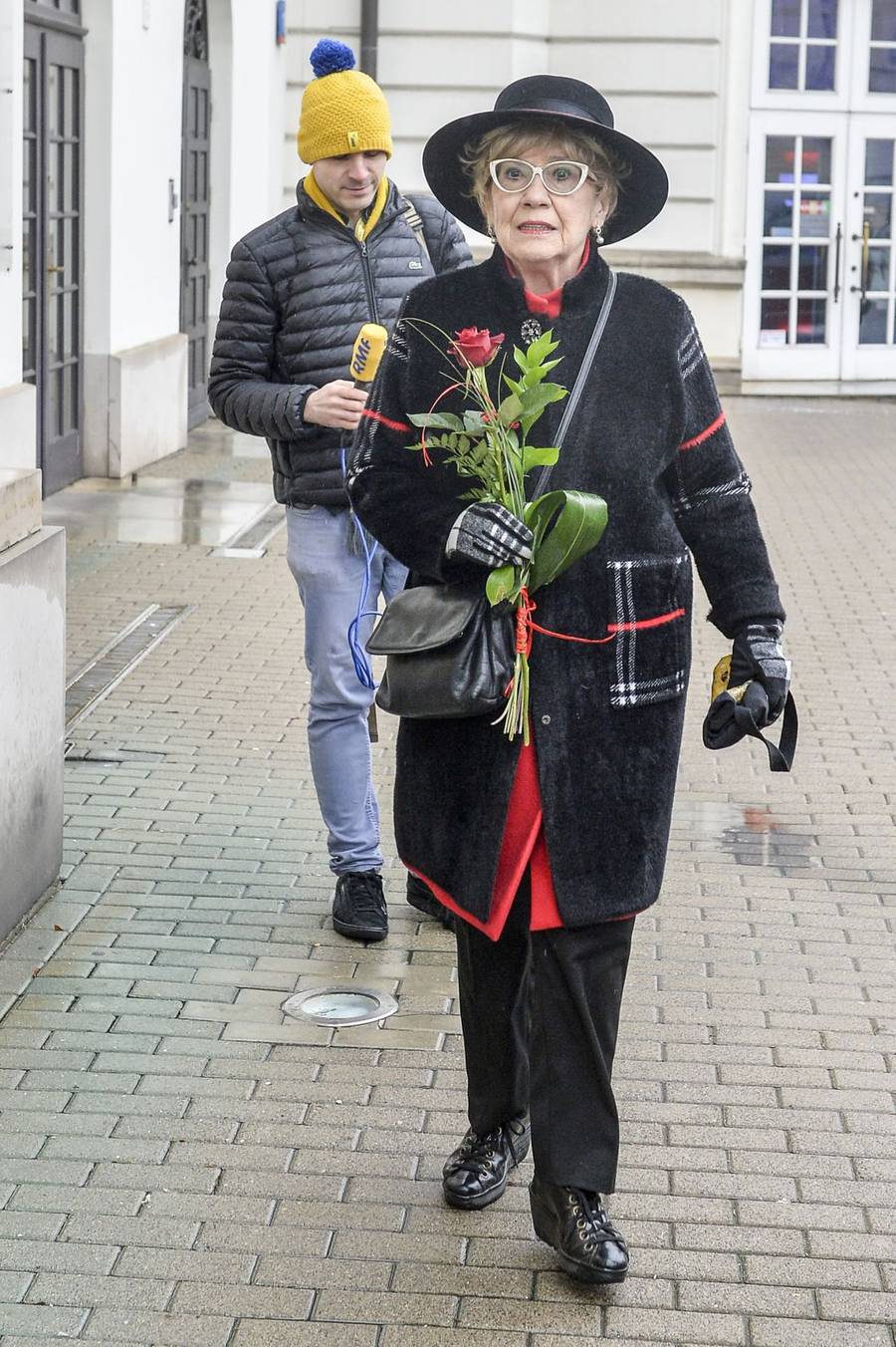 Pogrzeb Jerzego Gruzy – reżysera “Czterdziestolatka”. Banasiuk z ojcem, Olejnik z partnerem, Olbrychski z żoną