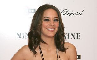 Marion Cotillard jaśnieje w bieli (FOTO)