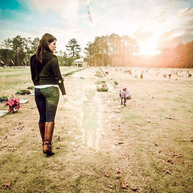 Te zdjęcia ze zmarłą dziewczynką, kryją w sobie potworną tajemnicę