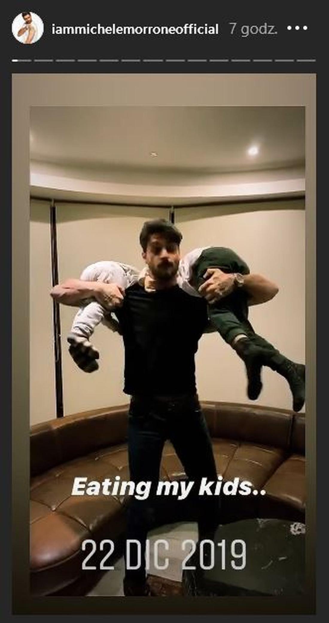 Michele Morrone bawi się z synami