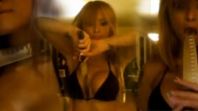 Tila Tequila rozbiera się z nożem w dłoni (VIDEO)