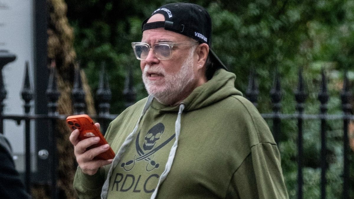 london, UNITED KINGDOM - *EXCLUSIVE* *STRICTLY NO SUBSCRIPTIONS AND NO SOCIAL SOCIAL MEDIA USE* Kate Middleton's Uncle- Gary Goldsmith spotted for the First time after news he will appear in Celebrity Big Brother. Gary was dressed VERY casually in a baseball cap, skull and crossbones hoodie, tracksuit bottom and trainers along with an earring for his meeting at posh Home House members club. Home House is a very posh members club whose clients include Princess Beatrice who was spotted leaving there in December 2018. *Pictures Containing Children Please Pixelate Face Prior To Publication*,Image: 844651929, License: Rights-managed, Restrictions: RIGHTS: UNITED STATES, FRANCE, MEXICO, SPAIN, PORTUGAL, ITALY, CANADA, JAPAN, CHINA, DENMARK, NORWAY, POLAND, SWEDEN, SOUTH AFRICA, FINLAND, CZECH REPUBLIC, SLOVAKIA, ICELAND, BELGIUM, NETHERLANDS, Model Release: no, Pictured: Gary Goldsmith, Credit line: MJ Pictures / BACKGRID / Backgrid UK / Forum