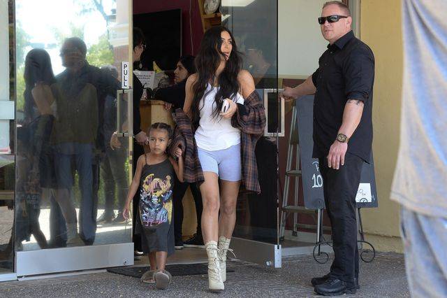 Kim Kardashian w seksownych botkach i koszuli Kanye