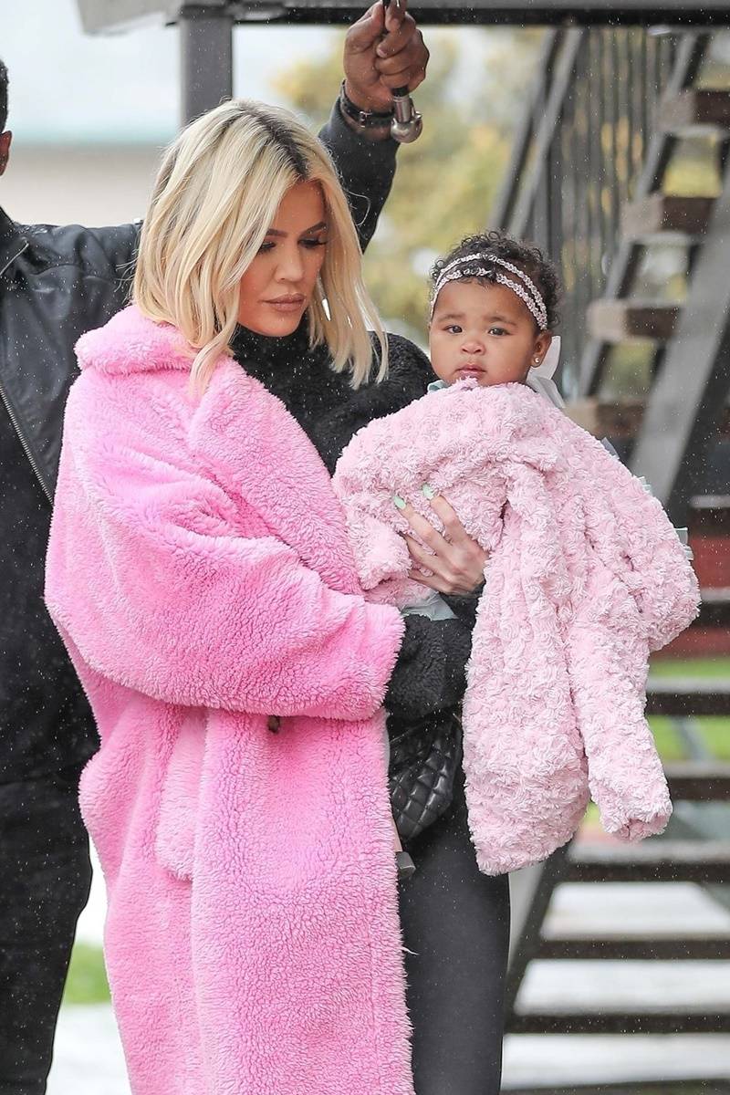Smutna Khloe Kardashian idzie z córką w deszczu (ZDJĘCIA)