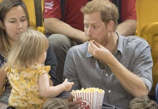 Podjadała popcorn samemu księciu Harry’emu. Jego reakcja…