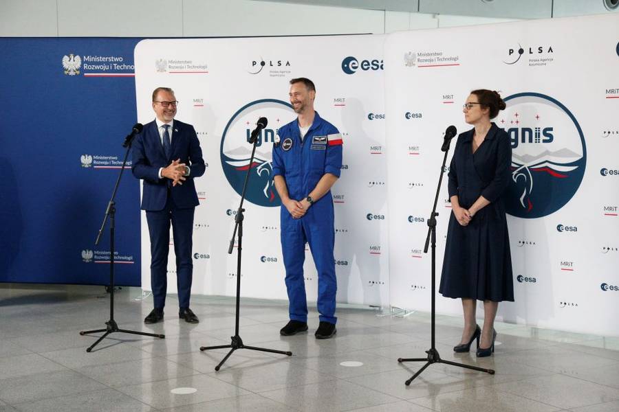 Sławosz Uznański-Wiśniewski wrócił do Polski! Tak został przywitany przez żonę i rodaków…(FOTO)