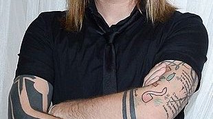 Który polski muzyk ma takie tatuaże na rękach? (FOTO)