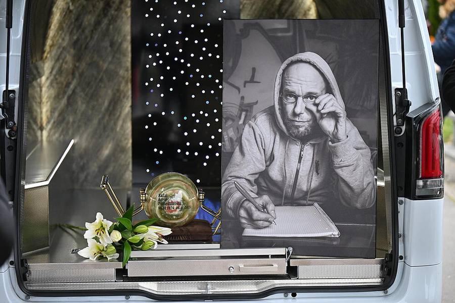 W czymś takim pochowano Pono. To nie wygląda jak urna