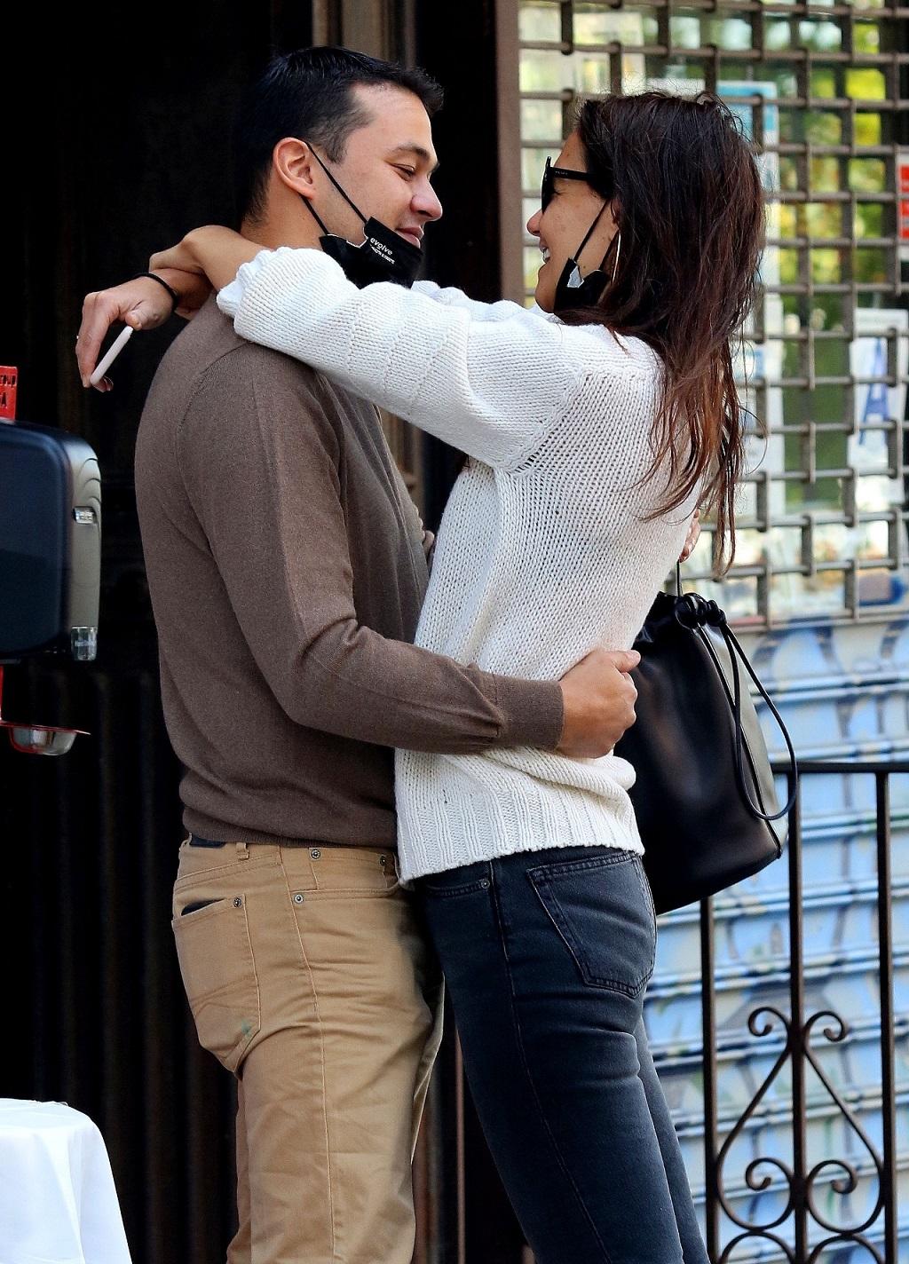 Katie Holmes przytula się do nowego chłopka.