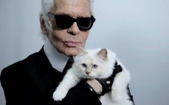 Karl Lagerfeld całuje swoją Choupette (FOTO)