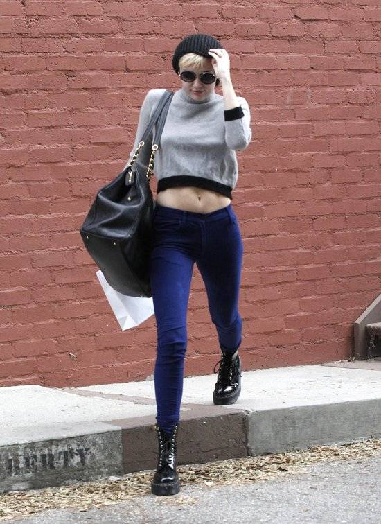 Miley Cyrus w czapce i z gołym brzuszkiem