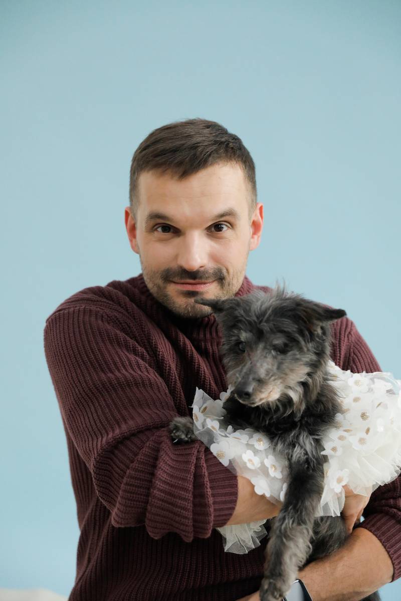 Gwiazdy pozują ze zwierzakami. Andrzej Piaseczny, Piotr Stramowski z ukochaną, Olga Borys…