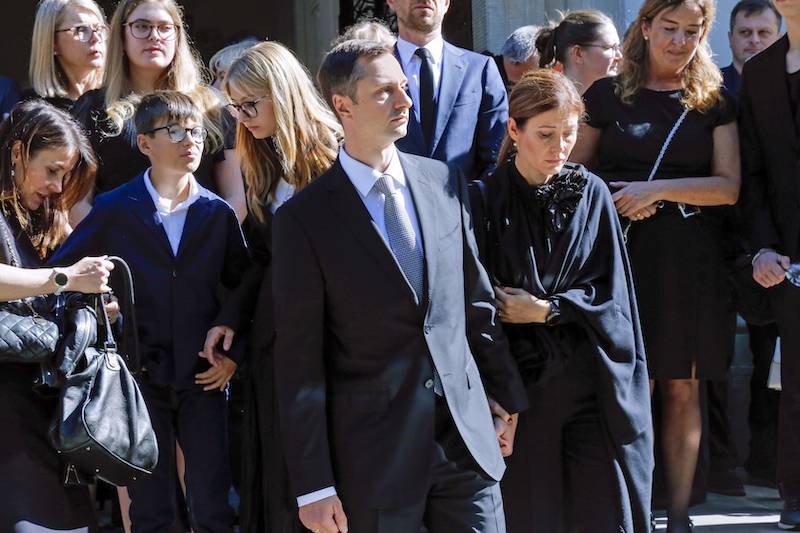 Pogrzeb Zbigniewa Lwa-Starowicza. Syn z rodziną w pierwszym rzędzie