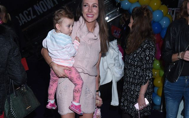 Eliza Wesołowska Trybała i Paweł Trybała z dziećmi na premierze My Little Pony