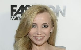 Piersi odsłonięte do połowy – kto tak kusi? (FOTO)