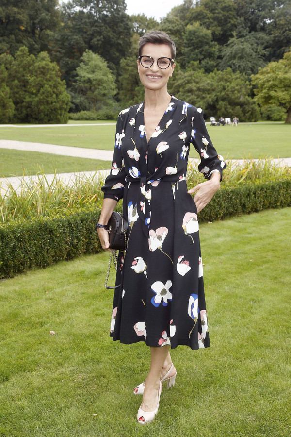 Czarnej sukience w kwiaty