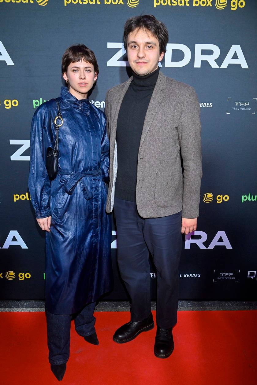 Premiera filmu “Zadra”. Miszczak i Cieślak pozują razem do zdjęć, a obok nich Wenedzikowska z nową fryzurą