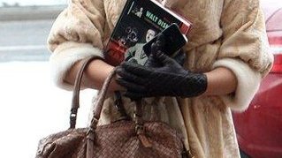 Mucha się nie przejmuje i nadal nosi futra (FOTO)