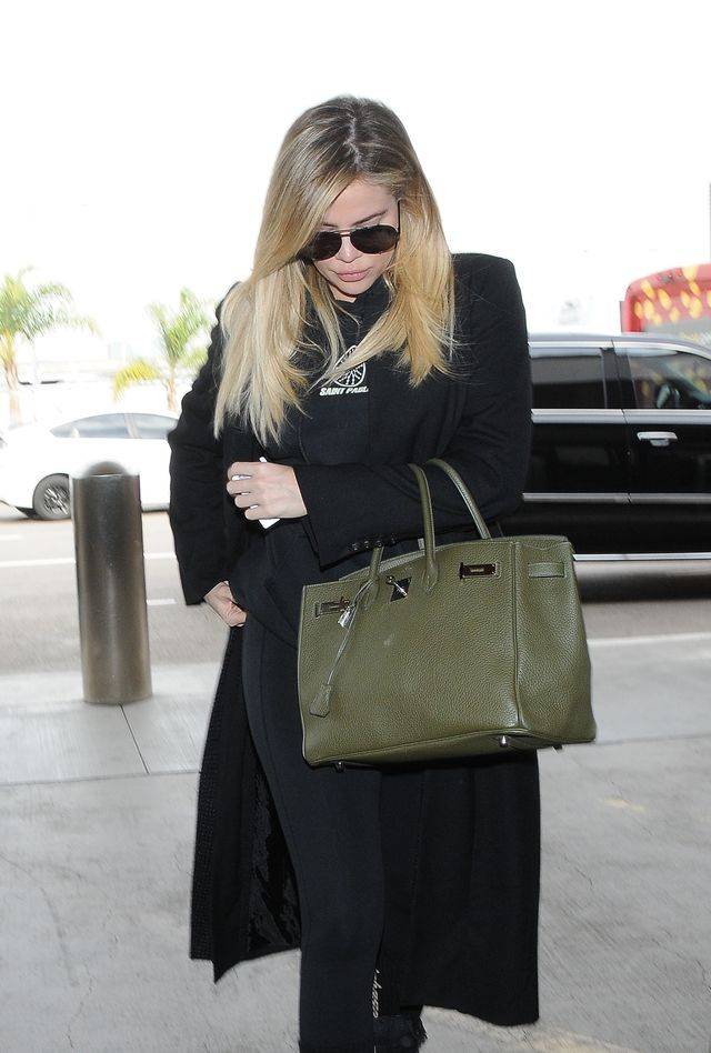 Khloe pokazała BRZUCH na świątecznej kartce Kardashianów