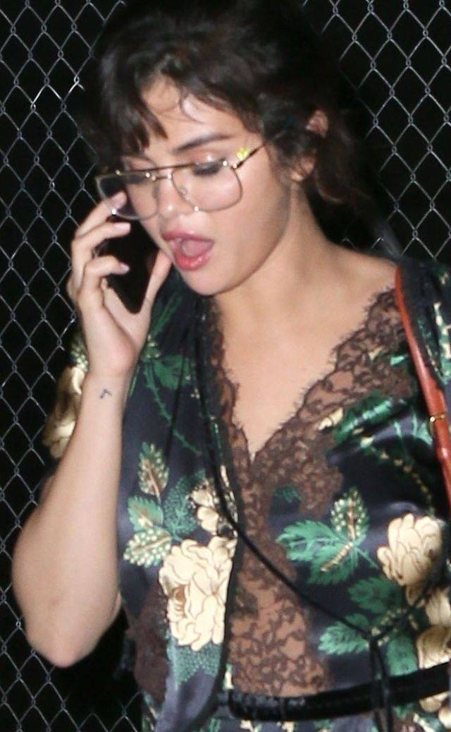 ZDENERWOWANA Selena Gomez w babcinej sukience (ZDJĘCIA)