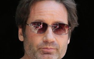 Poznajecie tę przystojną panią? O szok. To David Duchovny!