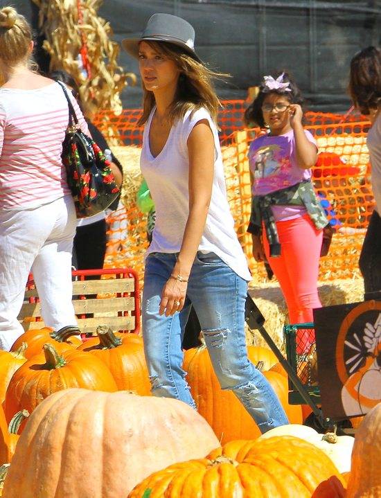 Jessica Alba wybiera z dziećmi dynię na Halloween