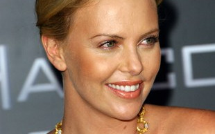 Charlize Theron i jej sexy noga (FOTO)
