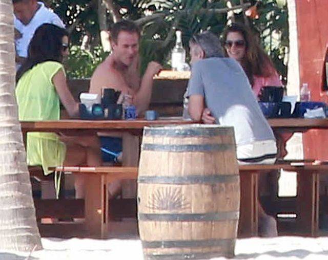 Amal i George Clooney z rodzinką Cindy Crawford na urlopie