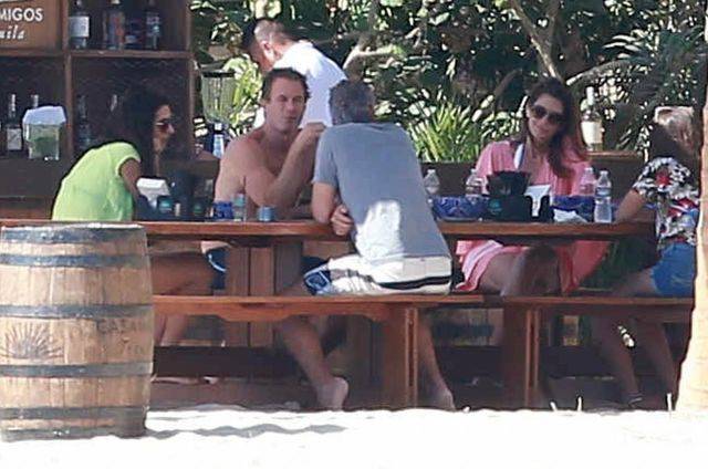 Amal i George Clooney z rodzinką Cindy Crawford na urlopie